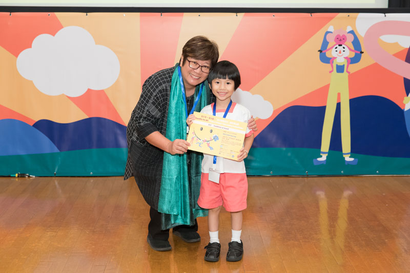 書伴我行（香港）基金會社區閱讀發展總監蔡淑玲女士頒發獎狀予幼兒組入圍者陳駿旻小朋友。